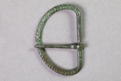 Schnalle aus Buntmetall von der Burg Bartenstein, 15. Jh., Partenstein, Museum Ahler Kram, Fd. Nr. 1268, H. 4,2 cm, Br. 2,9 cm