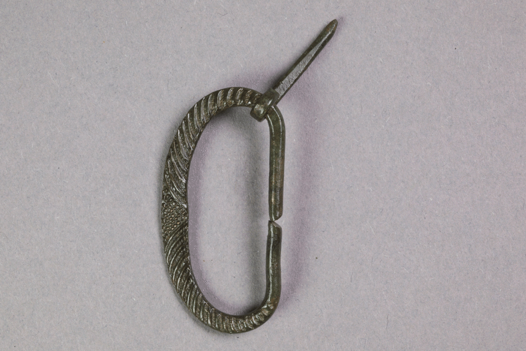 Schnalle aus Buntmetall von der Burg Bartenstein, 15. Jh., Partenstein, Museum Ahler Kram, Fd. Nr. 1119, H. 5,8 cm, Br. 4,3 cm