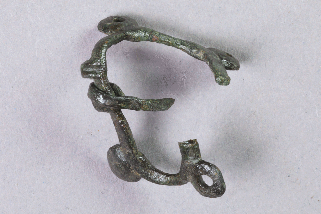 Schnalle aus Buntmetall von der Burg Bartenstein, 15. Jh., Partenstein, Museum Ahler Kram, Fd. Nr. 2156, H. 2,8 cm, Br. 2,6 cm