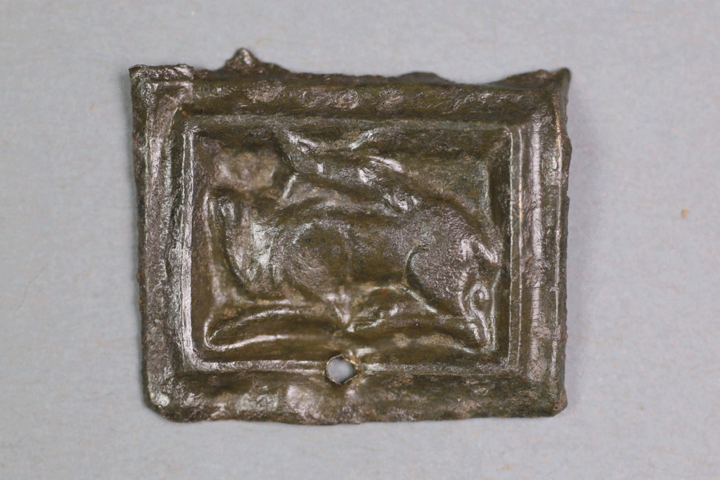 Fragment eines Beschlags aus Buntmetall von der Burg Bartenstein, Partenstein, 15. Jh., Museum Ahler Kram, Fd. Nr. 2302, H. 2,2 cm, Br. 2,6 cm