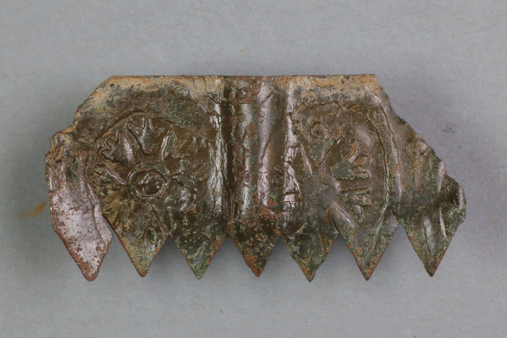 Möbelbeschlag aus Buntmetall von der Burg Bartenstein, Partenstein, 16. Jh., Museum Ahler Kram, Fd. Nr. 2981, H. 2,0 cm, Br. 4,0 cm