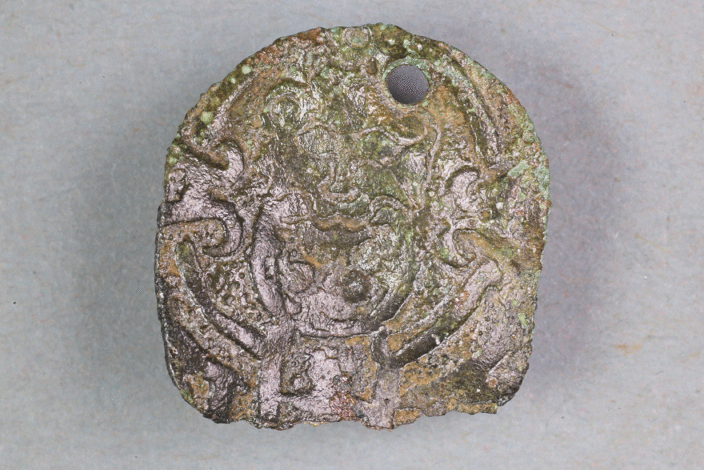 Fragment eines Beschlags aus Buntmetall von der Burg Bartenstein, Partenstein, Anfang 17. Jh., Museum Ahler Kram, Fd. Nr. 3232, H. 1,8 cm, Br. 1,8 cm