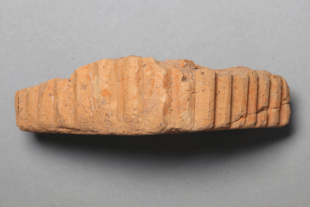 Fragment eines Bratspießhalters aus Ziegelton von der Burg Bartenstein, Partenstein, 15. Jh., Museum Ahler Kram, Fd. Nr. 1954a, H. 3,3 cm, Br. 13,0 cm