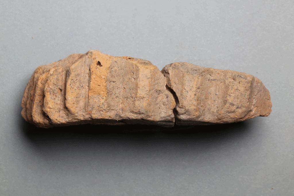 Fragment eines Bratspießhalters aus Ziegelton von der Burg Bartenstein, Partenstein, Anfang 16. Jh., Museum Ahler Kram, Fd. Nr. 3023, H. 2,8 cm, Br. 10,2 cm