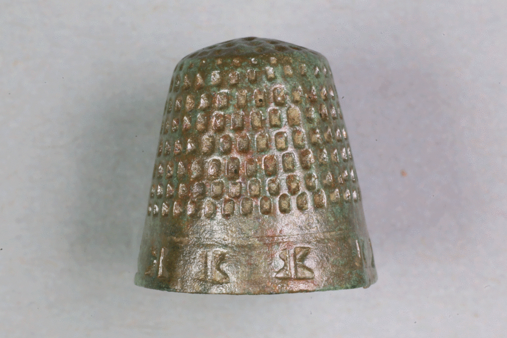 Fingerhut aus Buntmetall von der Burg Bartenstein, 15. Jh., Partenstein, Museum Ahler Kram, Fd. Nr. 1447, H. 1,64 cm, Br. 1,55 cm