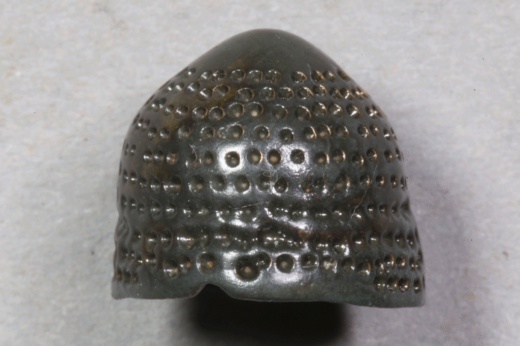 Fingerhut aus Buntmetall von der Burg Bartenstein, Anfang 15. Jh., Partenstein, Museum Ahler Kram, Fd. Nr. 2463, H. 1,3 cm, Br. 1,5 cm