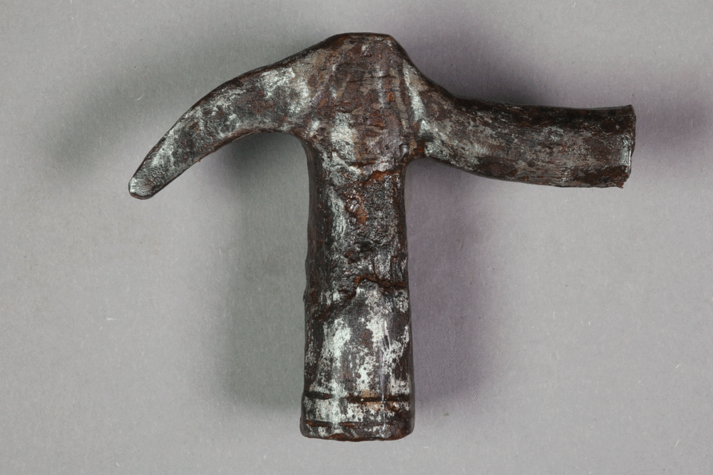 Hammer aus Eisen von der Burg Bartenstein, Partenstein, 16./17. Jh., Museum Ahler Kram, Fd. Nr. 2104, H. 7,1 cm, Br. 8,7 cm