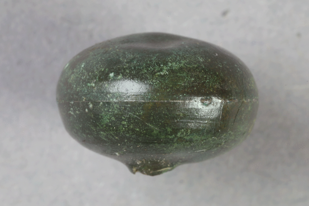 Fragment eines Knopfs aus Buntmetall von der Burg Bartenstein bei Partenstein, 14. Jahrhundert, Partenstein, Museum Ahler Kram, Fd.-Nr. 3202, H. 1,4 cm, Br. 1,4 cm