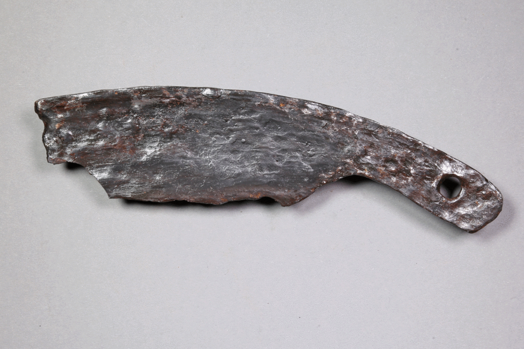 Messer von der Burg Bartenstein, Partenstein, Eisen, 15. Jh., Museum Ahler Kram, Fd. Nr. 1887, H. 13,2 cm, Br. 22,1 cm