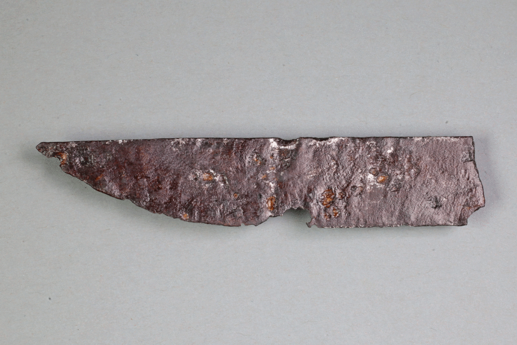 Messer von der Burg Bartenstein, Partenstein, Eisen, erstes Drittel 14. Jh., Museum Ahler Kram, Fd. Nr. 2516, H. 2,2 cm, Br. 10,1 cm