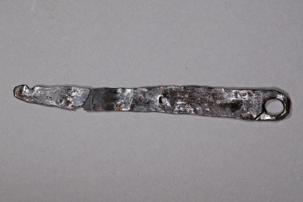 Messer von der Burg Bartenstein, Partenstein, Eisen, 14. Jh., Museum Ahler Kram, Fd. Nr. 2627, H. 2,3 cm, Br. 18,2 cm