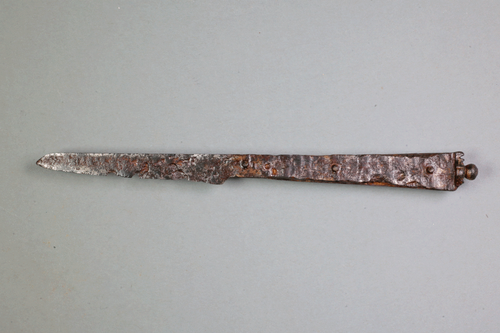 Messer von der Burg Bartenstein, Partenstein, Eisen, 16. Jh., Museum Ahler Kram, Fd. Nr. 2740, H. 1,5 cm, Br. 16,9 cm