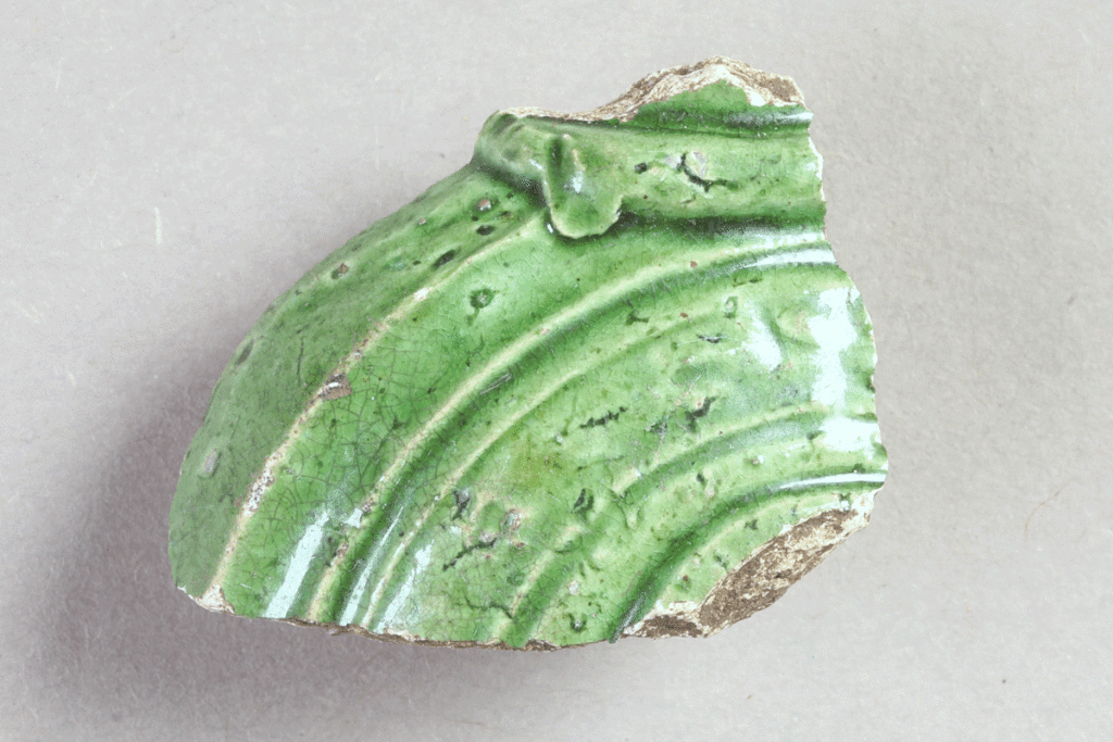 Fragment eines Miniaturgefäßes von der Burg Bartenstein, Partenstein, Keramik, 15. Jh., Museum Ahler Kram, Fd. Nr. 1482b, H. 2,3 cm, Br. 2,7 cm
