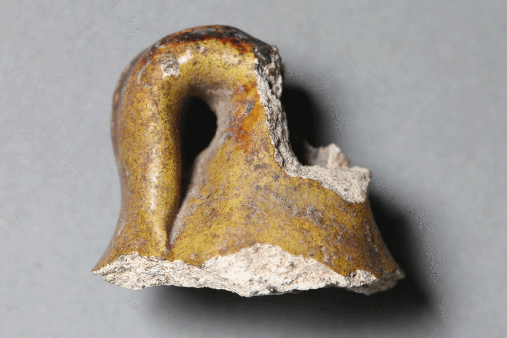 Fragment eines Miniaturgefäßes von der Burg Bartenstein, Partenstein, Keramik, zweite Hälfte 13. Jh., Museum Ahler Kram, Fd. Nr. 1726, H. 2,2 cm, Br. 2,7 cm