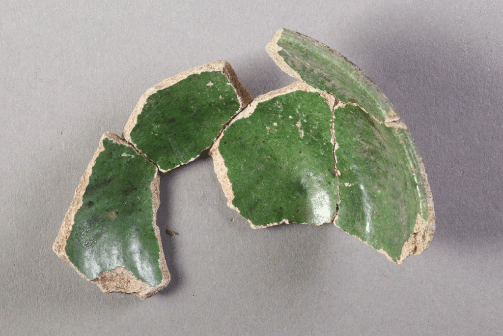 Fragment eines Miniaturgefäßes von der Burg Bartenstein, Partenstein, Keramik, 15. Jh., Museum Ahler Kram, Fd. Nr. 2049, H. 3,6 cm, Br. 9,4 cm