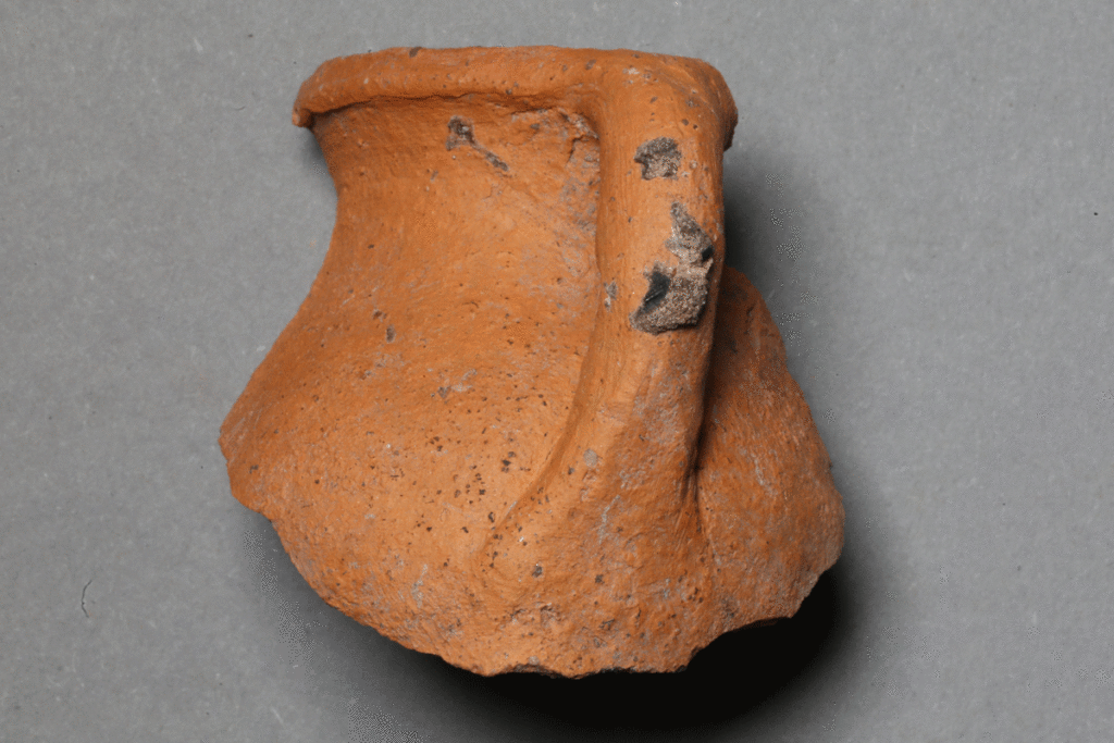 Fragment eines Miniaturgefäßes von der Burg Bartenstein, Partenstein, Keramik, letztes Drittel 13. Jh., Museum Ahler Kram, Fd. Nr. 2850, H. 4,6 cm, Br. 4,5 cm