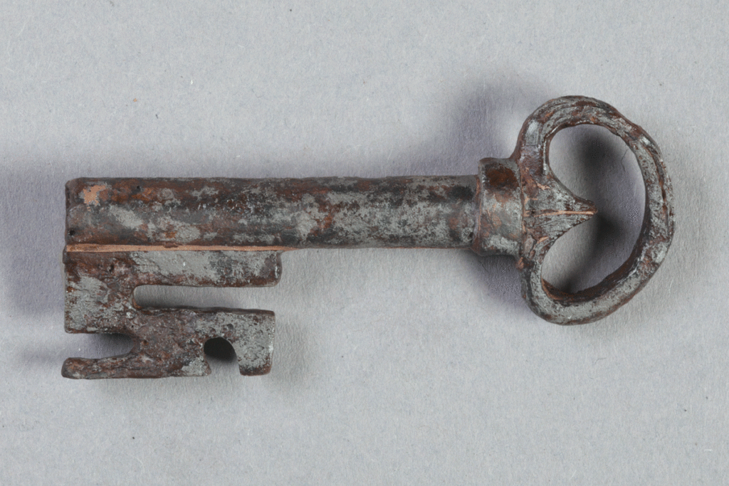 Schlüssel mit Bart aus Eisen von der Burg Bartenstein, Partenstein, 15./16. Jh., Museum Ahler Kram, Fd. Nr. 1487, H. 4,3 cm, Br. 7,1 cm