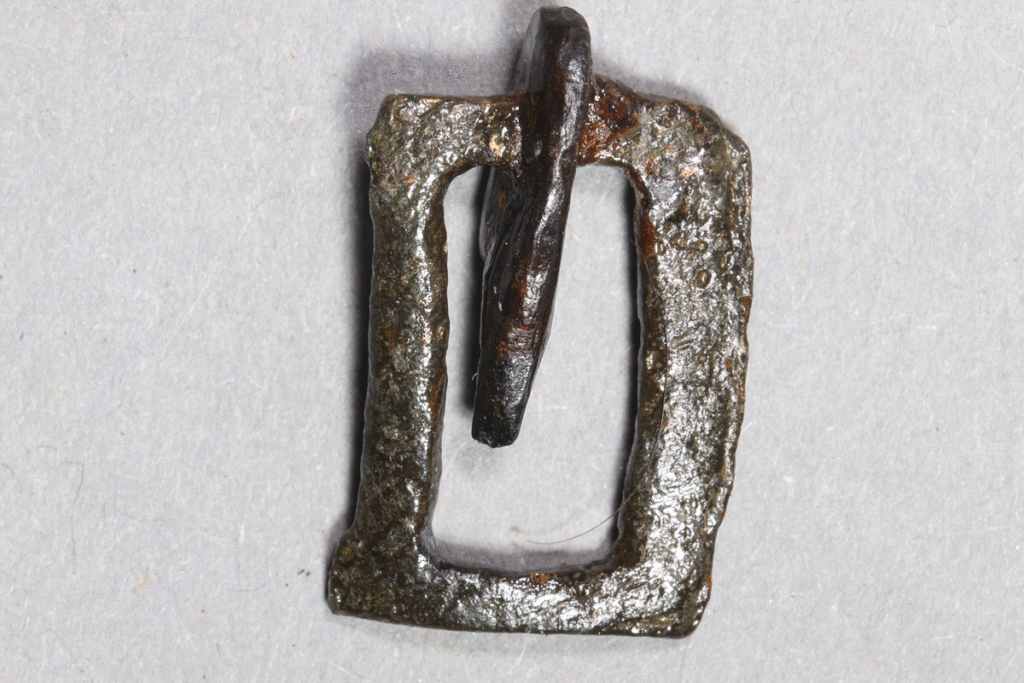 Schnalle aus Buntmetall von der Burg Bartenstein, 15./16. Jh., Partenstein, Museum Ahler Kram, Fd. Nr. 2255, H. 1,2 cm, Br. 2,3 cm
