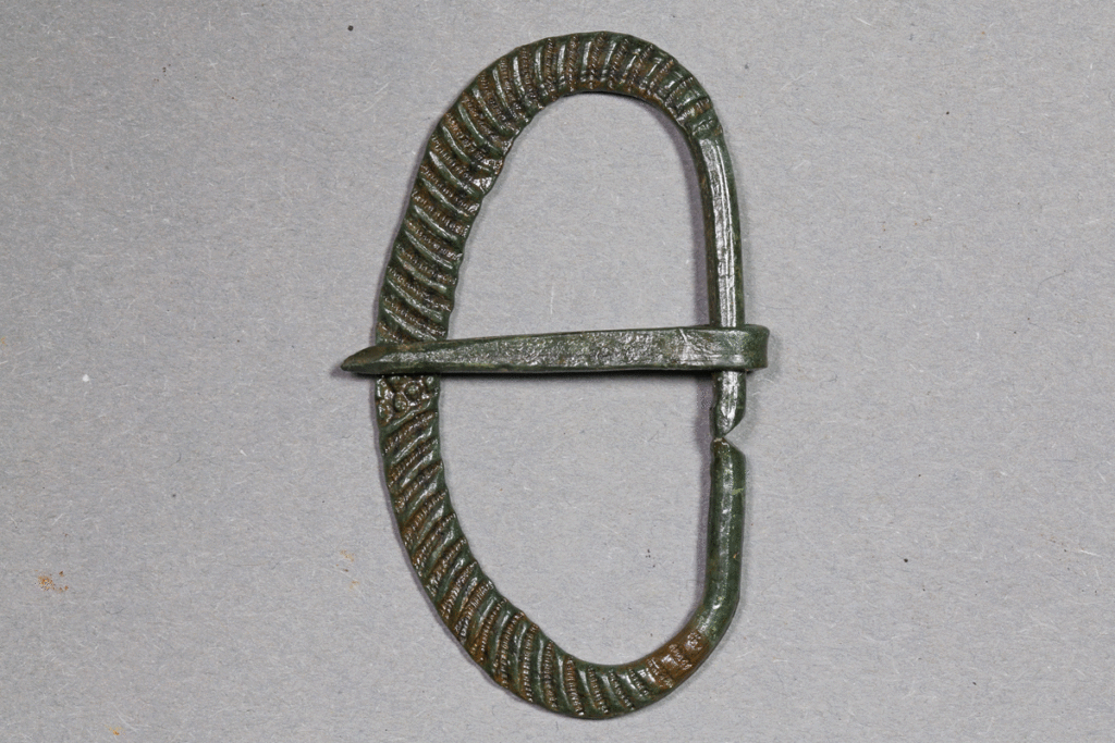 Schnalle aus Buntmetall von der Burg Bartenstein, 15. Jh., Partenstein, Museum Ahler Kram, Fd. Nr. 2256, H. 6,0 cm, Br. 4,0 cm