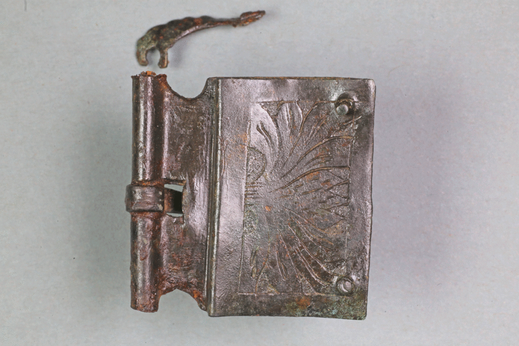Schnalle aus Buntmetall von der Burg Bartenstein, 15./16. Jh., Partenstein, Museum Ahler Kram, Fd. Nr. 2827, H. 3,7 cm, Br. 3,3 cm