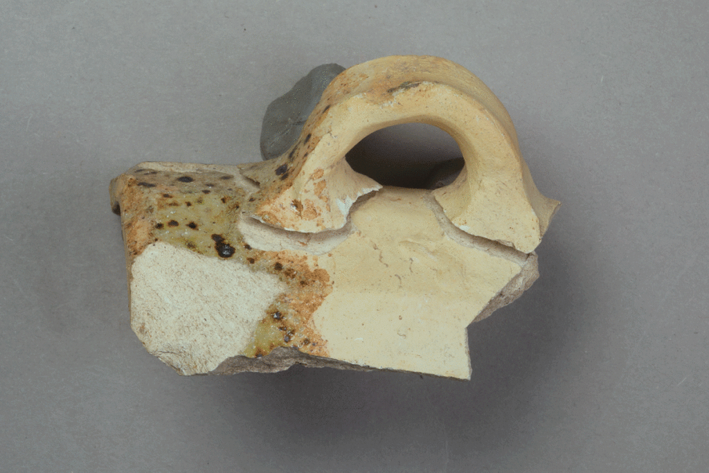 Fragment eines Aachenhorns aus Steinzeug von der Burg Bartenstein, Partenstein, Ende 15. Jh., Museum Ahler Kram, Fd. Nr. 2349, H. 5,3 cm, Br. 6,4 cm