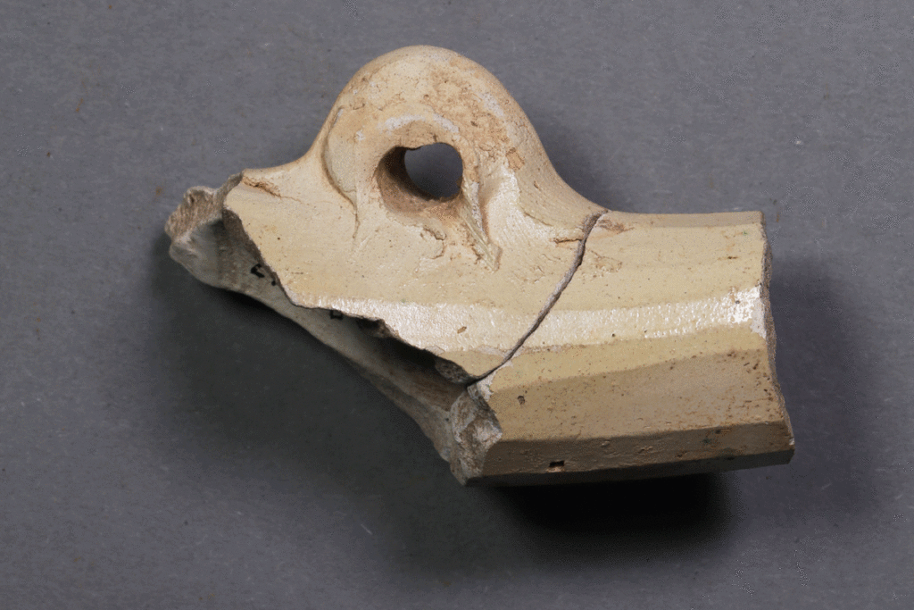 Fragment eines Aachenhorns aus Steinzeug von der Burg Bartenstein, Partenstein, Anfang 16. Jh., Museum Ahler Kram, Fd. Nr. 1417, H. 4,6 cm, Br. 6,0 cm