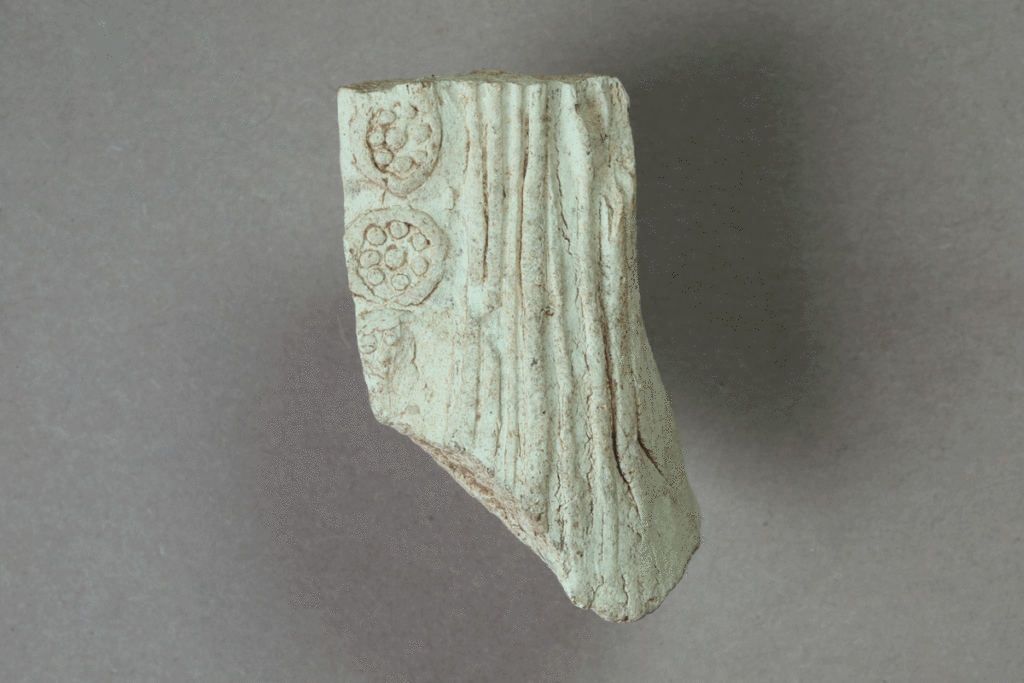 Fragment eines Kruselerpüppchens von der Burg Bartenstein, Keramik, ca. 1400, Partenstein, Museum Ahler Kram, Fd. Nr. 2293b, H. 4,2 cm, Br. 2,5 cm
