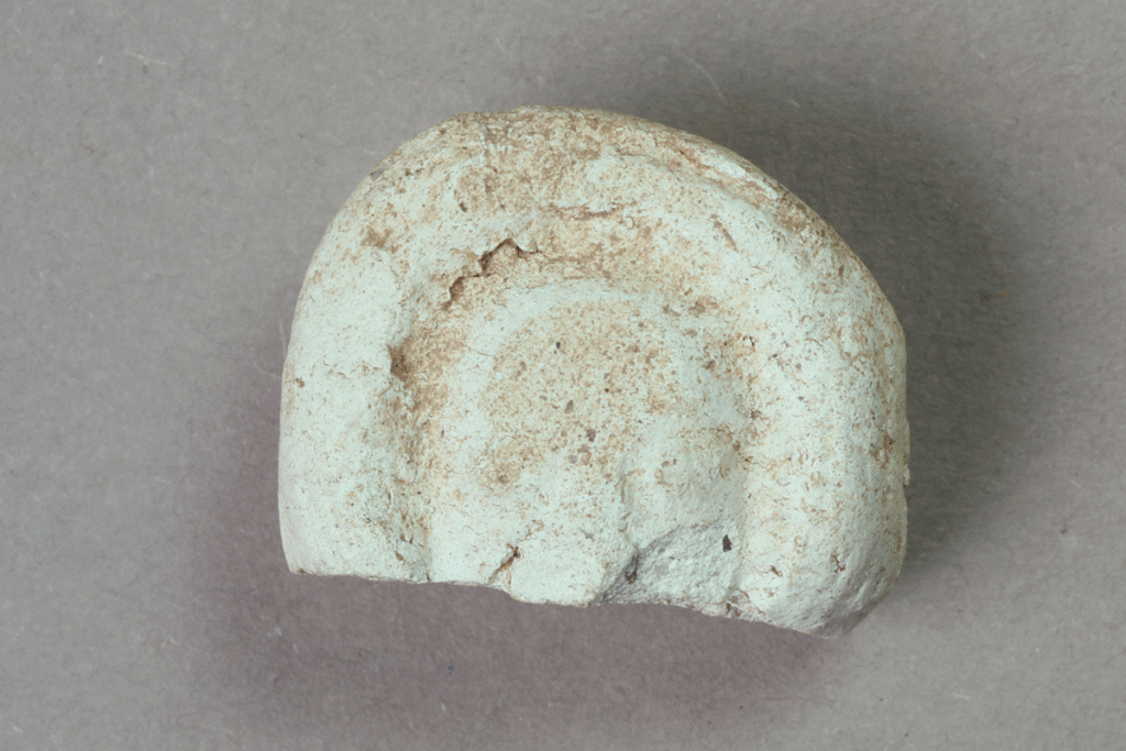 Fragment eines Kruselerpüppchens von der Burg Bartenstein, Keramik, ca. 1400, Partenstein, Museum Ahler Kram, Fd. Nr. 2293f, H. 1,9 cm, Br. 2,5 cm