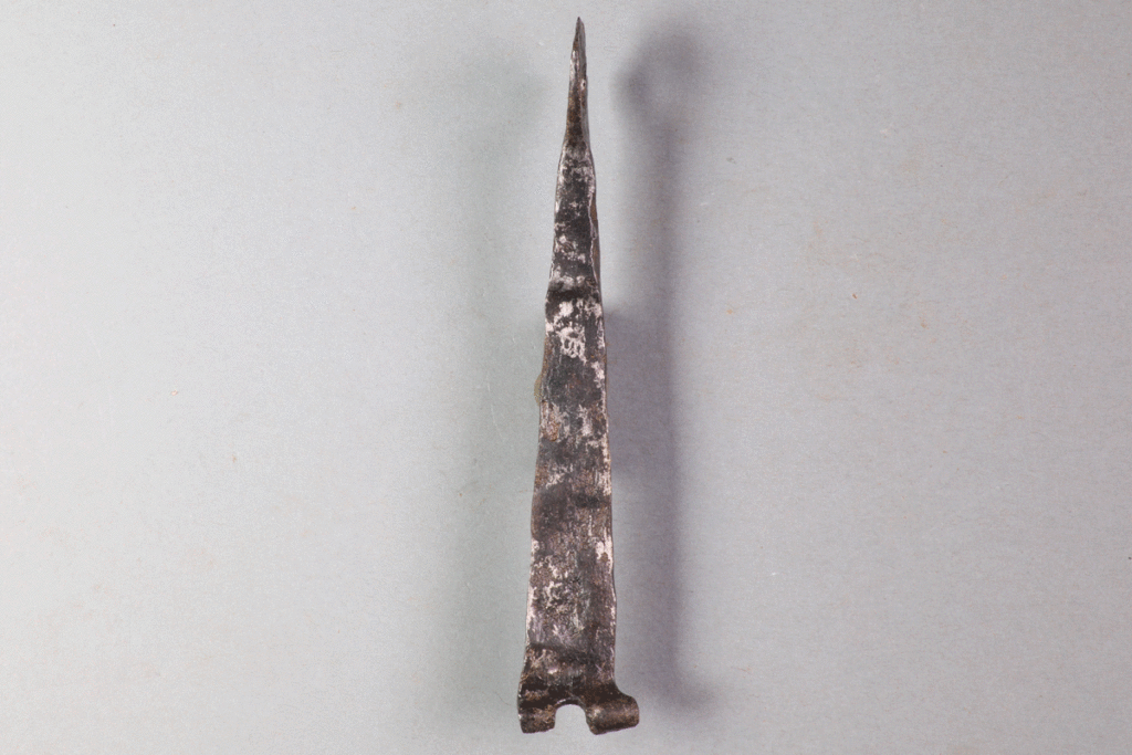 Steckschlüssel von der Burg Bartenstein, Partenstein, Eisen, erstes Drittel 14. Jh., Museum Ahler Kram, Fd. Nr. 3053, H. 10,7 cm, Br. 2,0 cm