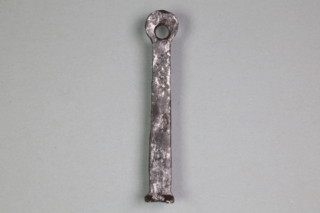 Steckschlüssel von der Burg Bartenstein, Partenstein, Eisen, erstes Drittel 14. Jh., Museum Ahler Kram, Fd. Nr. 3154, H. 7,1 cm, Br. 1,2 cm