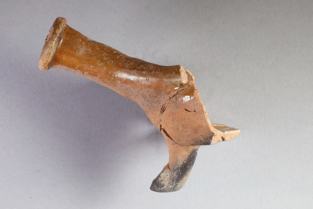 Fragment eines Grapens von der Burg Bartenstein, Partenstein, 16. Jh., Museum Ahler Kram, Fd. Nr. 1643b, H. 10,2 cm, Br. 13,2 cm