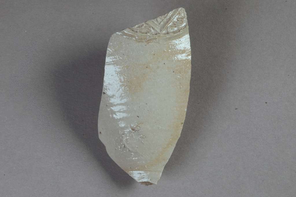 Fragment eines Trichterbechers aus Steinzeug von der Burg Bartensten, Partenstein, 15. Jh., Museum Ahler Kram, Fd. Nr. 1202a, H. 6,9 cm, Br. 4,4 cm