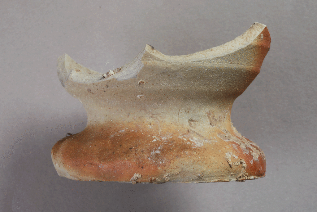 Fragment eines Trichterbechers aus Steinzeug von der Burg Bartensten, Partenstein, 15. Jh., Museum Ahler Kram, Fd. Nr. 2288, H. 4,7 cm, Br. 6,6 cm