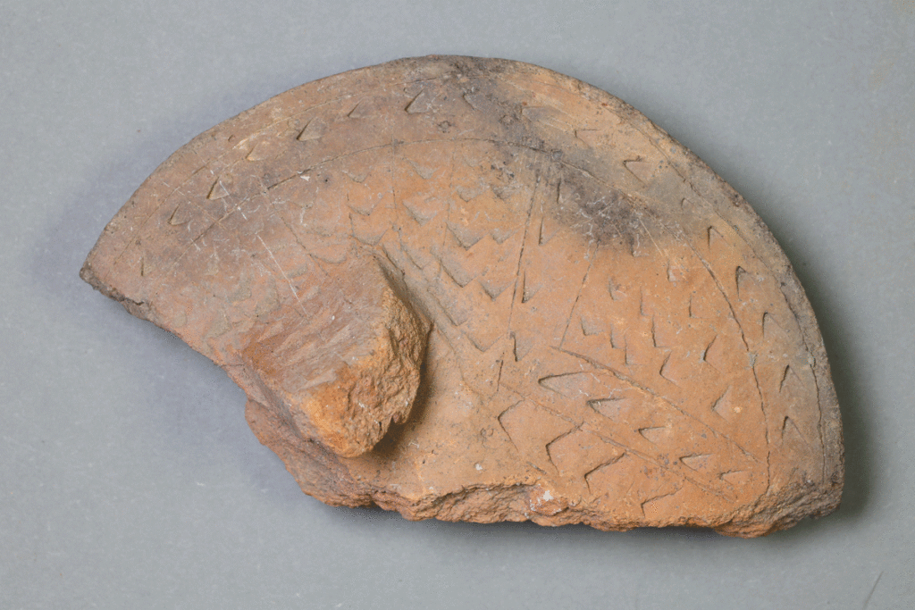 Fragment eines Deckels aus Ziegelton von der Burg Bartenstein, Keramik, 14. Jh., Partenstein, Museum Ahler Kram, Fd. Nr. 1760, H. 7,4 cm, Br. 12,4 cm